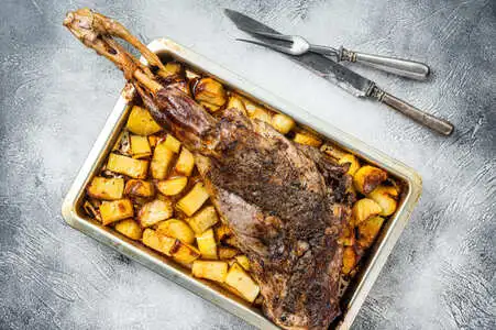 Paletilla de Cordero al Horno con Patatas y Cebolla