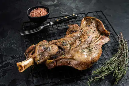 Pierna de cabrito asada al horno